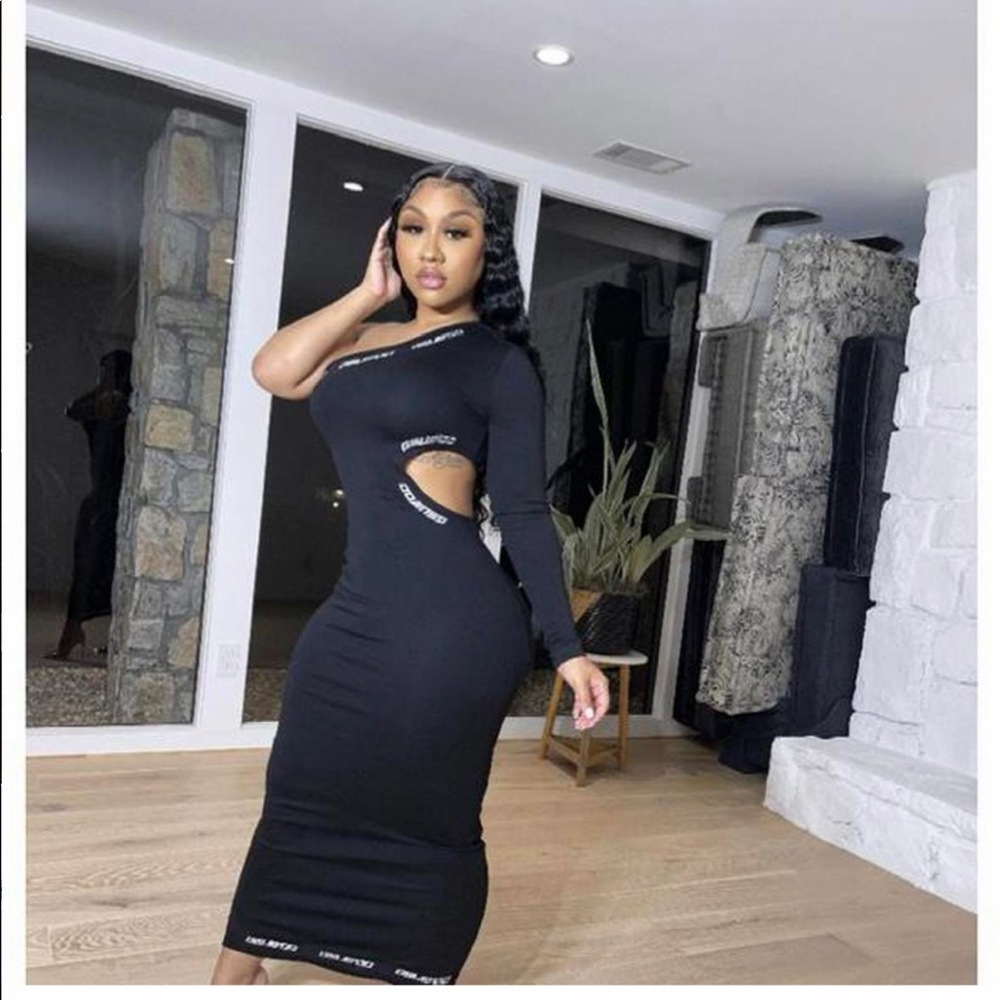 Gsuwoo Fitted Dress In the color pink